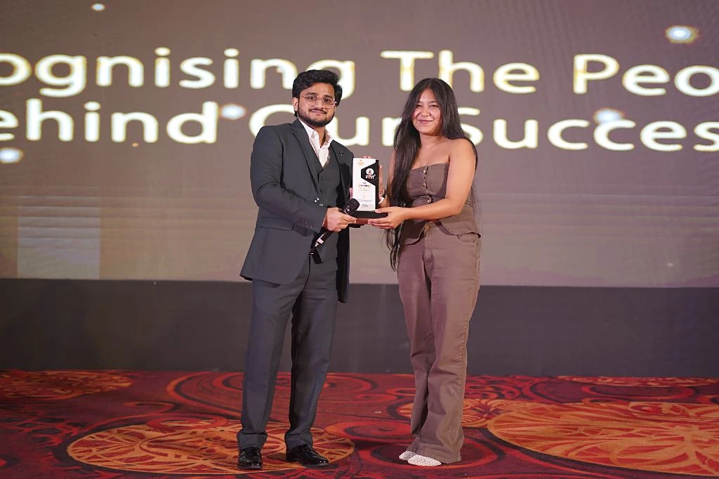 Mujahid Azimabadi presenting a recognition award at the Abhishek International Awards & Recognition