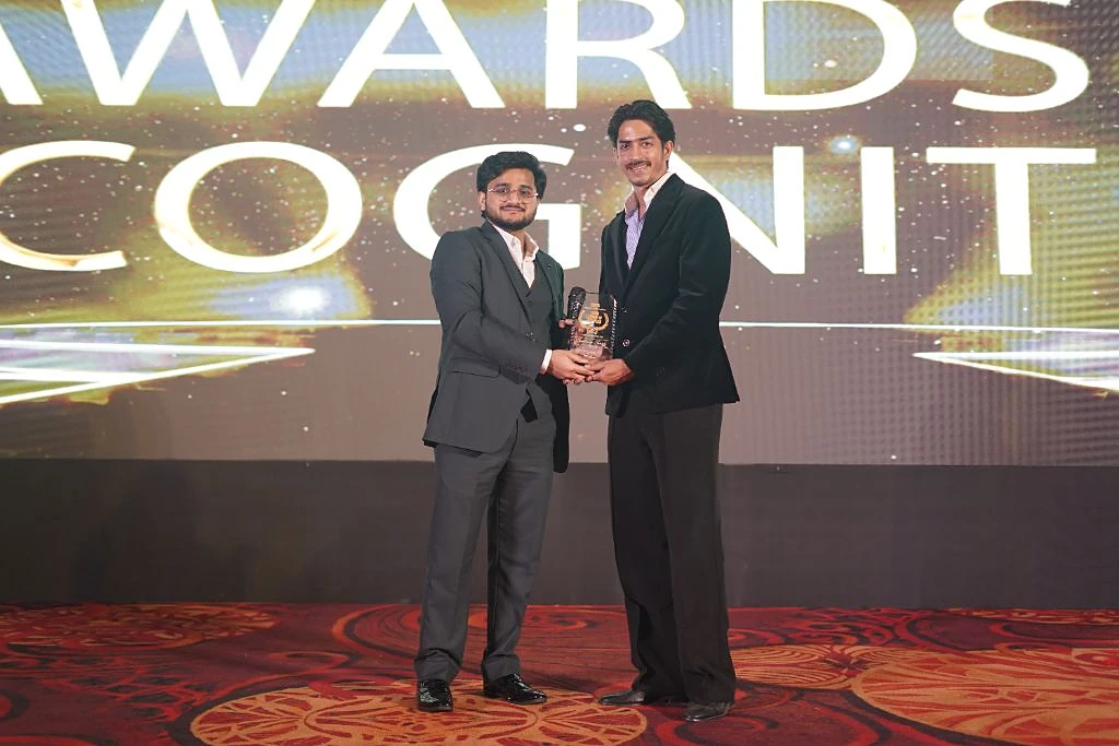 Mujahid Azimabadi presenting a recognition award at the Abhishek International Awards & Recognition