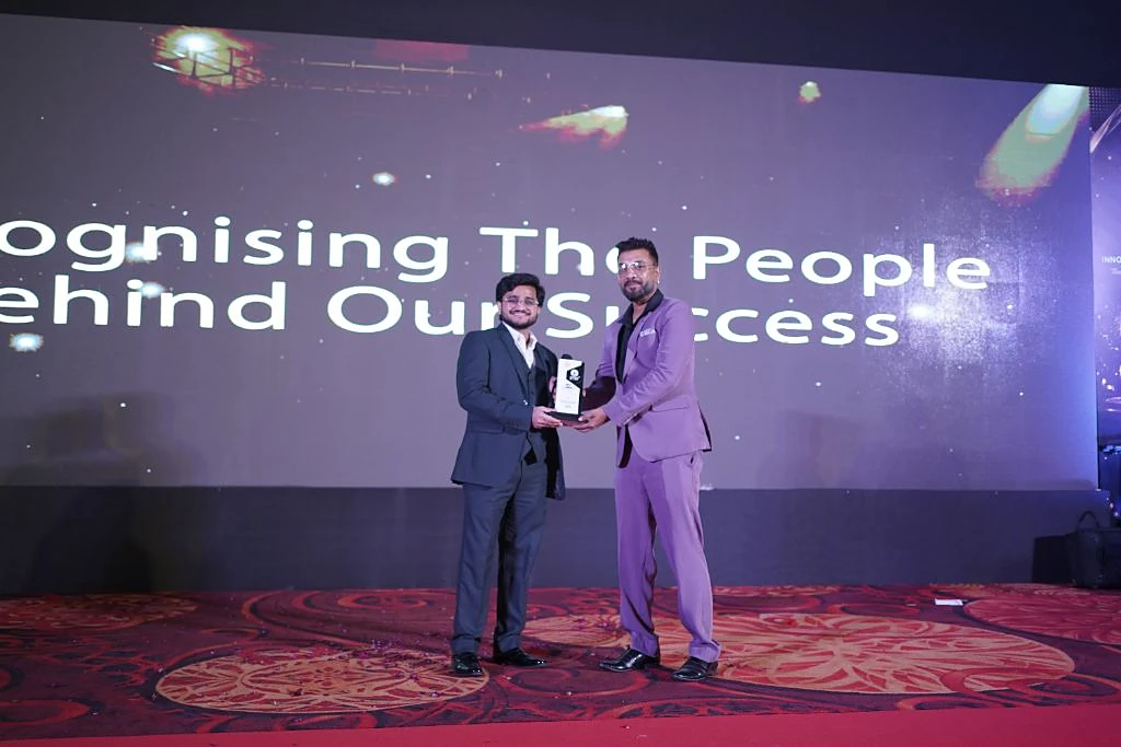 Mujahid Azimabadi presenting a recognition award at the Abhishek International Awards & Recognition