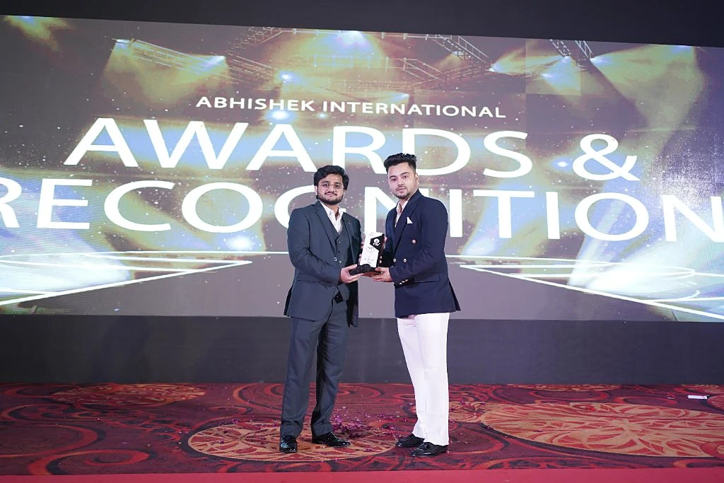 Mujahid Azimabadi presenting a recognition award at the Abhishek International Awards & Recognition